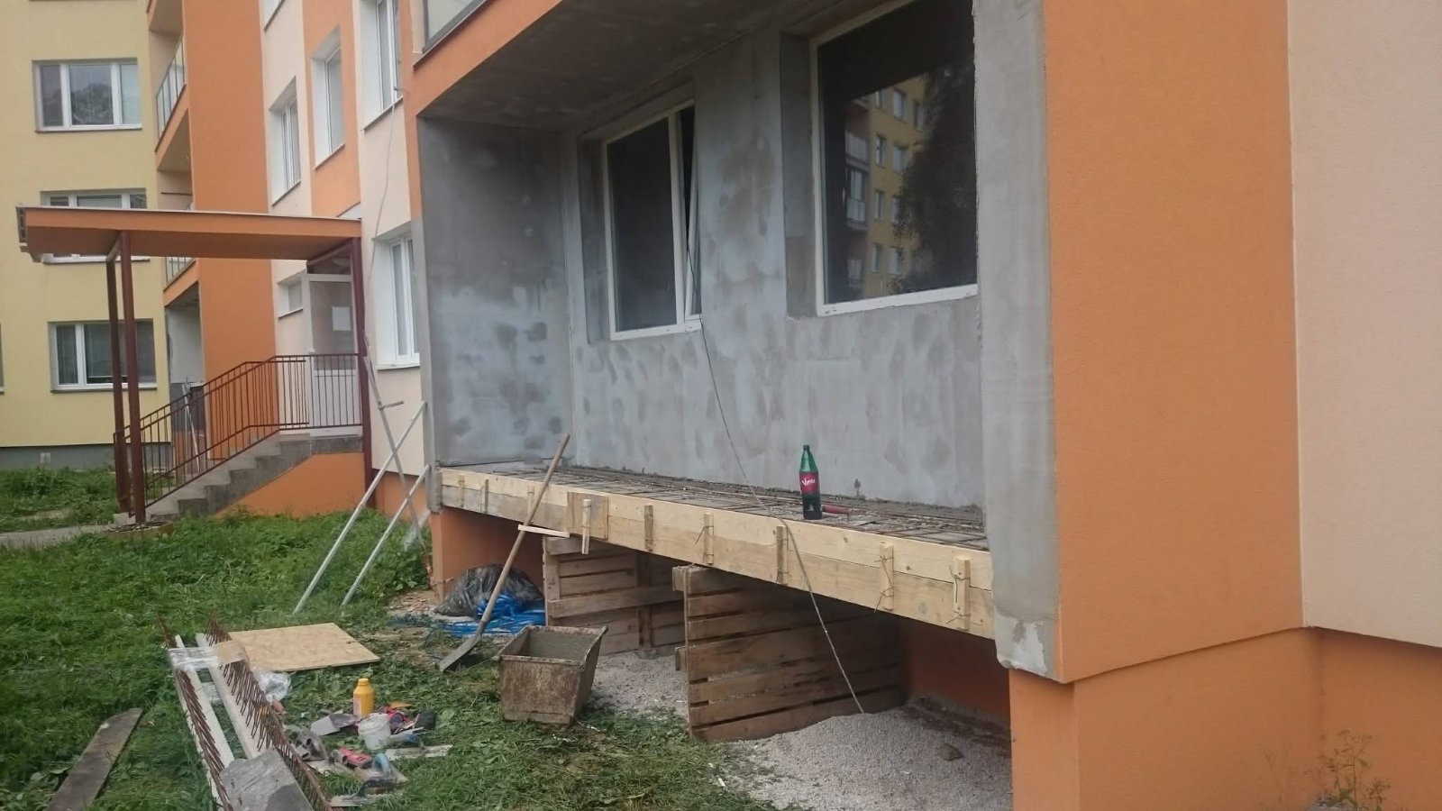Práce na fasáde bytového domu