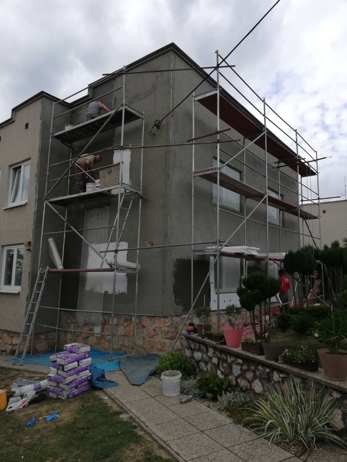 Zatepľovanie fasády rodinného domu s lešením